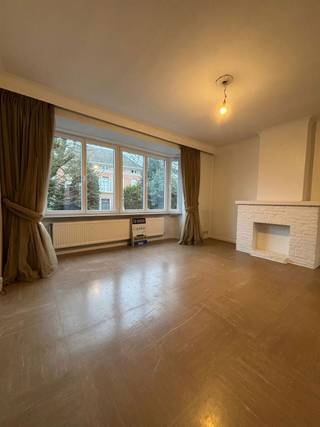 Nieuw TE HUUR via CAPSTON. Appartement in centrum Zele met 2 slaapkamers. Indeling: Inkomhal, 2 slaapkamers, badkamer, Woonkamer bestaande uit een eethoek en een zithoek, keuken, terras. Verder is er ook nog een zolder aanwezig te bereiken via een vaste trap. Troeven: Centrale ligging! Op wandelafstand van winkels, horeca, scholen, openbaar vervoer! Energiezuinig! EPC: 179kWh/(m²jaar) Label B. Oppervlakte van 90m². Interesse? Stuur een mailtje naar jens@capston.be voor meer info of een bezoek.