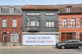 <p><span>Polyvalent handelspand met ruime woonst en tal van mogelijkheden in het hart van Wakken</span></p><p><span> </span></p><p><span>In het centrum van Wakken bevindt zich dit ruime handelspand met bovenliggende woonst, ideaal voor zelfstandigen die wonen en werken wensen te combineren of voor investeerders die op zoek zijn naar een pand met potentieel.</span></p><p><span>Dankzij de centrale ligging geniet dit pand van een uitstekende zichtbaarheid en bereikbaarheid. De ruime handelsruimte op het gelijkvloers biedt tal van mogelijkheden en is perfect geschikt voor diverse activiteiten zoals een bakkerij, slagerij, horeca, winkel, kantoor of praktijkruimte.</span></p><p><span>De bovenliggende woonst biedt een comfortabele leefomgeving met meerdere slaapkamers en voldoende ruimte voor een gezin.</span></p><p><span> </span></p><p><span> </span></p><p><span>TROEVEN: </span></p><p><span>- Centrumligging met uitstekende visibiliteit</span></p><p><span>- 40 zonnepanelen - lage energiekost</span></p><p><span>- Garage met uitweg achteraan </span></p><p><span>- Dubbele toegang tot (instapklare) werkruimte</span></p><p><span>- Geschikt voor meerdere handelsactiviteiten</span></p><p><span>- Wonen en werken combineren mogelijk</span></p><p><span> </span></p><p><span>MOGELIJKE INVULLINGEN: </span></p><p><span>- Bakkerij of voedingszaak</span></p><p><span>- Horeca of broodjeszaak</span></p><p><span>- Winkel of kantoor</span></p><p><span>- Praktijkruimte</span></p><p><span>- Kapsalon of schoonheidszaak</span></p><p><span>- ...</span></p><p><span> </span></p><p><span>INDELING: </span></p><p><span>Gelijkvloers: <br />- handelsruimte met vitrine</span></p><p><span>- werkruimte/atelier </span></p><p><span>- opslagruimte </span></p><p><span>- garage met uitweg achteraan (Kapellestraat)</span></p><p><span>- aangename leefruimte met zicht op de gezellige binnenkoer </span></p><p><span>- volledig uitgeruste keuken </span></p><p><span>- toilet, berging, wasplaats, technische ruimte </span></p><p><span>- toegang tot twee praktische kelders </span></p><p><span> </span></p><p><span>1e verdieping: </span></p><p><span>- 3 ruime slaapkamers </span></p><p><span>- badkamer (toilet, bad en lavabo) </span></p><p><span><br />2e verdieping:</span></p><p><span>Toegankelijk via vaste trap - ruime zolder met mogelijkheden tot verdere inrichting.</span></p><p><span> </span></p><p><span>Meer informatie? Contacteer Ellen via <span>ellen@heritagevastgoed.be</span></span><span> of 0474 86 04 52</span></p><p><span> </span></p><p><span>INFO</span></p><p><span>- Bieden vanaf 350.000 euro</span></p><p><span>- EPC: label C - 297 kWh/(m² jaar)</span></p><p><span>- Stedenbouw: Vg - Wg - Gmo - Gvkr - Gvv</span></p><p><span>- Watertoets: gebouwscore A - perceelscore A </span></p><p><span>- De bovenvermelde oppervlakte betreft de bruto oppervlakte zoals vermeld in het EPC-attest</span></p><p><span> </span></p>