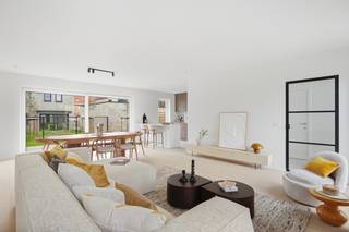 <p>Droom je van een energiezuinige en eigentijdse thuis op een absolute toplocatie? Deze prachtige nieuwbouwwoning combineert stijlvol comfort met modern woongemak in het centrum van Sint-Michiels. Met winkels, openbaar vervoer en belangrijke invalswegen vlakbij geniet je hier van een vlot bereikbare, doch rustige en aangename woonomgeving.<br />Bij het betreden van de woning kom je binnen in een uitnodigende inkomhal met een afzonderlijk gastentoilet. De royale, zonovergoten leefruimte vormt het hart van het huis en sluit naadloos aan op een strakke open keuken met kookeiland. Dankzij de grote schuiframen stroomt het daglicht rijkelijk naar binnen en geniet je van een prachtig uitzicht op de gezellige, gelegen tuin. Direct aan de keuken grenst een praktische berging, ideaal voor extra opslagruimte.<br />Op de eerste verdieping brengt de nachthal je naar vier lichtrijke slaapkamers, een afzonderlijk toilet en een strak afgewerkte badkamer voorzien van een comfortabele douche en een dubbele lavabo.<br />Ook buiten is aan alles gedacht. Het perceel van 255 m² beschikt over een mooi aangelegd terras, een oprit met plaats voor twee wagens en een tuin met een handig bijgebouw voor fietsen en tuingereedschap. <br />Dankzij de hoogwaardige ECO-afwerking is deze woning extreem energiezuinig en klaar voor de toekomst. Met een indrukwekkend E-peil van 9 bent u verzekerd van een heel lage energiefactuur. De woning is uitgerust met een moderne warmtepomp, vloerverwarming, zonnepanelen en ventilatiesysteem D.<br />Extra financieel voordeel: doordat de omgevingsvergunning uit 2022 stamt en het E-peil onder E10 ligt, genieten de kopers vanaf 1 januari 2027 gedurende 5 jaar van een vrijstelling van 100% op de onroerende voorheffing. <br />Interesse? </p>