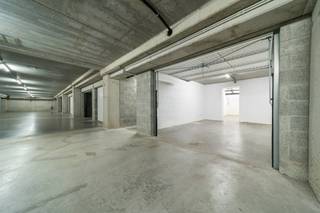 Gelegen in de Brugse Steenweg 13 te Veurne, op korte afstand van het centrum, bevindt zich deze ondergrondse garage met aansluitende kelderberging...