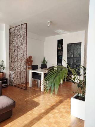 Lichtrijk en energiezuinig tweeslaapkamer appartement op wandelafstand van verschillende parken en het hippe zuid. Het instapklare appartement bevindt zich op de tweede verdieping van een goed onderhouden kleinschalig gebouw van 3 verdiepingen. <br /><br />Indeling: Via de inkomhal met gastentoilet en ingebouwde vestiairekast, betreden we de zonovergoten leefruimte. Aansluitend komen we in de volledig geïnstalleerde open keuken, voorzien van alle gebruikelijke toestellen. De grote raampartijen zorgen voor veel natuurlijke lichtinval, de parketvloer en moderne afwerking creëren een oase van rust. <br /><br />Achteraan bevinden zich twee ruime slaapkamers, waarvan één met ingebouwde kleerkast. De andere slaapkamer biedt toegang tot een gezellig terras met alle privacy. Beide slaapkamers hebben geen inkijk van buren en kijken uit op achterliggende bomen.<br /><br />De badkamer beschikt over een douche, lavabomeubel en aansluiting voor wasmachine en droogkast. <br /><br />Verder is het appartement voorzien van meerdere inbouwkasten, een private berging in de kelder en een individuele, afgesloten fietsenberging op het gelijkvloers, waarin twee fietsen geplaatst kunnen worden. <br /><br />Je woont midden in één van de meest geliefde stukjes van de Markgravewijk. Je haalt je koffie en vers brood om de hoek bij Nives in het Harmoniepark en voelt hoe gemoedelijk deze buurt is. Vlakbij bevinden zich brouwerij De Koninck, het Albertpark en Hof van Leysen met speeltuinen, cafés en verborgen parels zoals traiteur/wijnbar Cêpes. <br /><br />Gelegen op een toplocatie met mobiscore 9,6/10, biedt dit appartement een gemakkelijke toegang tot alle voorzieningen die de stad biedt; tramknooppunt 'Harmonie', supermarkten op steenworp en achter de hoek een velo-station. Met de wagen bereik je de snelweg in een mum van tijd. <br /><br />Specificaties:<br />- EPC Label B, zeer lage energiekosten<br />- PVC-ramen met dubbele beglazing<br />- Dak en lift zijn conform de huidige normen<br />- Momenteel verhuurd aan 1400 euro, met een erg gunstig rendement van 5%
