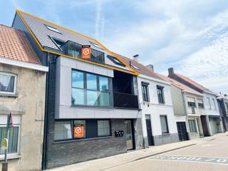 Dit recent (°2017) en instapklaar appartement (96m²) is gelegen in het centrum van Sijsele nabij winkels, scholen en openbaar vervoer. Deze kwalitatieve duplex biedt u oa. een ruime lichtrijke leefruimte, zonnig terras, een ingerichte keuken en badkamer, 2 slaapkamers, een aparte garagebox en 2 bergingen. <br /><br />Indeling: Glvl.: aparte garagebox nr. 3, toegankelijk via de Noordstraat <br />2°V.: inkom (5m²) met apart toilet - berging (1,5m²) - ingerichte badkamer (6,5m²) met dubbele lavabo in meubel en inloopdouche - ruime en lichtrijke leefruimte (35m²) met keramische tegelvloer, aanpalende een zonnige terras (9,5m²) - open ingerichte keuken (8m²) voorzien van een keramische kookplaat, dampkap, oven, vaatwasmachine, grote frigo, spoelbak en kasten - berging (3,5m²) met aansluiting voor wasmachine <br />3°V.: nachthal - 2 ruime slaapkamer (18m² - 12m²) in laminaat <br />Algemeen: - beschikbaar: 01/01/2027 - instapklaar, duurzame en kwalitatieve afwerking - laag energieverbruik - bouwjaar: 2017 - bruto vloeroppervlakte: 100m² - CV - aardgas - PVC - dubbel glas - verplicht huren van garage: € 50,00 / maand - gemeenschappelijke kosten: € 20,00 / maand EPC: 114,81 kWh/m² - UC: 31006-G-2013/0227/EP00324/A001/D01/SD003