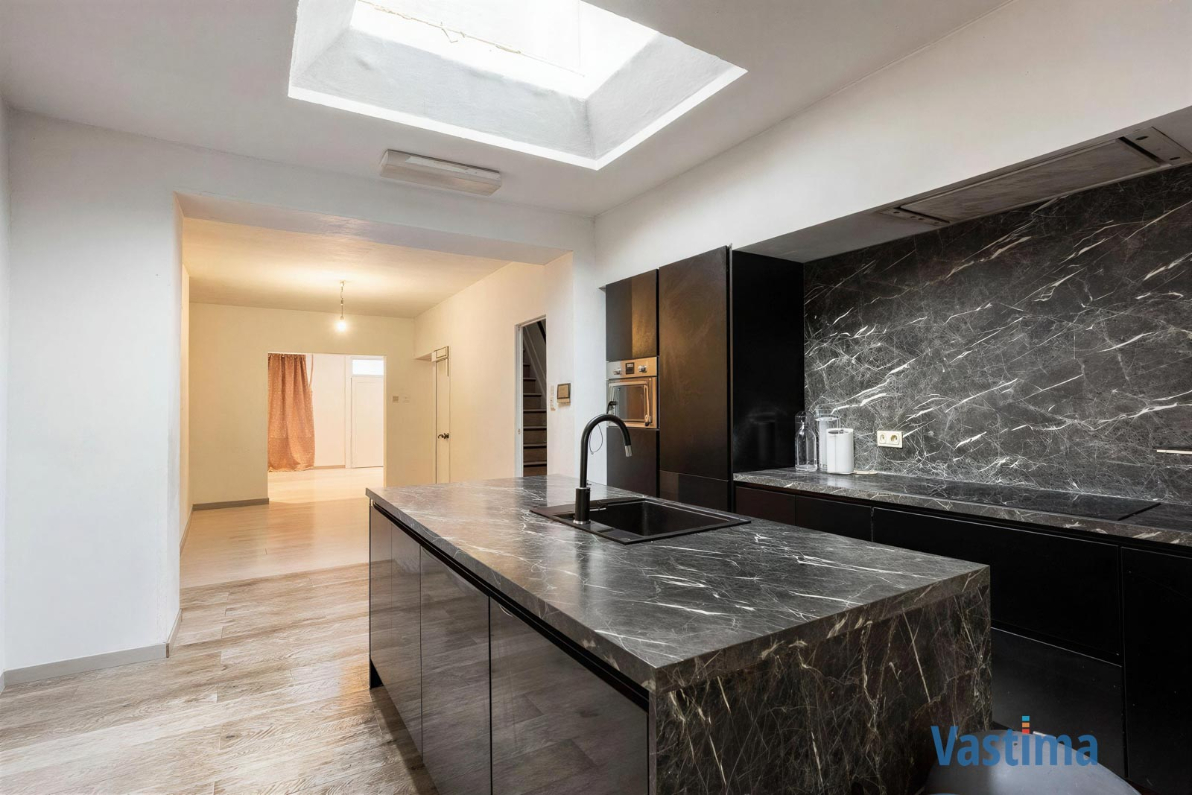 Deels gerenoveerde rijwoning met tuin nabij centrum Lebbeke - foto 5