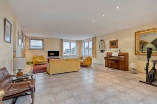 Exclusieve penthouse in het bruisende centrum van Mortsel.Indeling:Via de inkomhal betreedt u deze ruime penthouse met een uitzonderlijk royale...