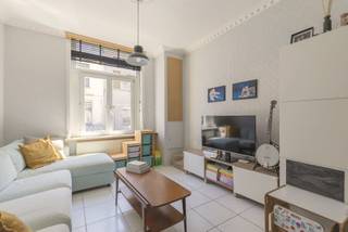 <p>Ruime, instapklare woning in een rustige straat in Ledeberg, vlak bij Gent: 163 m² bewoonbare oppervlakte, tot vijf slaapkamers, EPC B & een groot zonnig stadsterras.</p><p>De woning werd de voorbije jaren grondig vernieuwd. Keuken, badkamer & bureau werden recent volledig gerenoveerd, net als de mezzanine. Ook dak en plat dak, ramen achteraan & achterdeur zijn nieuw.</p><p>Gelijkvloers:<br />Inkomhal, living en eetplaats die samen een ruime woonzone vormen, keuken met rechtstreekse toegang tot het terras, apart toilet en badkamer. De badkamer werd twee jaar geleden volledig vernieuwd: inloopdouche, dubbele wastafel, twee inbouwkasten en plaats voor wasmachine en droogkast.</p><p>De absolute troef is het zonnige stadsterras met overkapping, met verrassend veel plaats om buiten te eten, te spelen of vrienden te ontvangen.</p><p>Eerste verdieping:<br />Twee slaapkamers.</p><p>Tweede verdieping:<br />Twee volwaardige slaapkamers, nu ingericht als dressing en bureau.</p><p>Mezzanine:<br />Vanuit het bureau leidt een trap naar een volledig gerenoveerde polyvalente ruimte, ideaal als vijfde slaapkamer, speel- of hobbyruimte. Enkel licht pleister- en schilderwerk resten nog.</p><p>Winkels, openbaar vervoer & belangrijke verbindingswegen liggen in de buurt. Gent-centrum is vlot bereikbaar.</p><p>Kijkweekend:<br />Zaterdag 17 en zondag 18 oktober, uitsluitend op afspraak via https://calendly.com/floristenstraat70/kijkdagen<br />Bod onder gesloten omslag tot woensdag 21 oktober om 22.00 uur.<br />De verkopers behouden het recht een bod al dan niet te aanvaarden.</p><p>Alle info, foto's en documenten: https://claude.ai/artifact/ERn7am6xUNozKGLoqjRo4v<br />Vragen: mail naar</p><p>- EPC: label B – 156 kWh/(m² jaar) – EPC-code 20260612-0003859183-RES-1<br />- Bewoonbare oppervlakte: 163 m² (volgens EPC)<br />- Overstromingsgevoeligheid: P-score A, G-score A<br />- Bestemming: woongebied<br />- Stedenbouwkundige vergunning: ja<br />- Dagvaarding/stedenbouwkundige overtreding: nee<br />- Verkavelingsvergunning: nee<br />- KI: € 627 – perceel 125</p>