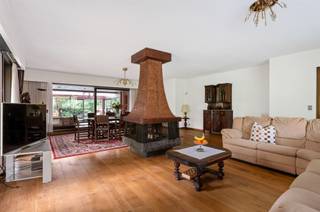 Stap binnen in deze architecturaal ontworpen woning waar karakter, comfort en functionaliteit naadloos samenkomen. Alle leefruimtes bevinden zich...