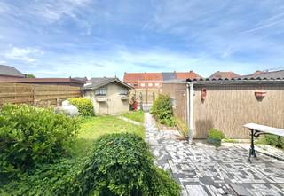 Lichtrijke woning op een perceel van 157 m², gelegen in rustige woonbuurt dichtbij letterlijk alles wat men nodig heeft aan winkels , bakker, slager,.. Indeling: Inkomhal met apart toilet, plaats voor vestiaire; L-vormige living met ruimte voor salon en eetplaats; Aparte keuken met basiscomfort en ontbijt of -eethoek (ingericht in de ruimte waar vroeger de inpandige garage was:); Berging met aansluiting voor wasmachine en uitgang via de straakant; Droge koele kelder; Boven: nachthal met ingemaakte kast, 3 comfortabele slaapkamers, badkamer met douche en wastafel, vierde kamer die nog moet worden afgewerkt; Tuintje met terras en tuinhuis; uitpandige berging/ Garage voor standaard personenwagen met handige uitweg achteraan; Woning in betongewelven; Enkele beglazing in hout doch rolluiken op elke verdieping; Verwarming met gaskachels gelijkvloers (propaan - aardgas ligt in de straat); Alle daken zijn alvast volledig vernieuwd en geïsoleerd; Vrij: bij akte na betaling; Info en bezoek: 056 60 28 65 of info@elet.immo.