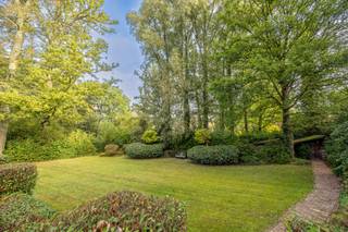 <p><strong>RUIME EN LICHTRIJKE VILLA TE KOOP – SCHOTENHOF<br /></strong>Bent u op zoek naar licht, ruimte en rust? Heeft u <strong>geen zin in een ingrijpende totaalrenovatie</strong>, maar <strong>schrikt een cosmetische update u niet</strong> af om er meteen uw eigen stempel op te drukken? Dan is deze villa precies wat u zoekt.</p>
<p><strong><br />LOCATIE & OMGEVING</strong><br /><strong>Immo Point VANDAELE</strong> stelt u met trots deze ruime villa voor, gelegen op een absolute toplocatie in Schotenhof.</p>
<p><strong>* Groene oase:</strong> Hier woont u in een oase van rust en natuur.<br /><strong>* Ideale uitvalsbasis:</strong> U geniet van de nabijheid van het centrum van Schoten en diverse scholen. Vrijwel alles bevindt zich binnen een straal van maximaal 3 km. Daarnaast bent u via het nabijgelegen Albertkanaal snel met de fiets snel in Antwerpen<br /><br /><br /><strong>INDELING VAN DE VILLA<br /></strong><strong><br />Gelijkvloers<br /><br /></strong><strong>* Inkomhal:</strong> Ruime en lichtrijke ontvangsthal.<br /><strong>* Leefruimte (ca. 75 m²):</strong> Een royale woonkamer voorzien van een sfeervolle open haard en directe toegang tot een absolute must-have: het <strong>overdekte terras.<br /></strong><strong>* Thuiskantoor:</strong> Dankzij de indrukwekkende grootte van de leefruimte kan er vooraan eenvoudig een gedeelte worden afgesloten om een rustig thuiskantoor te creëren.<br /><strong>* Keuken & bijkeuken:</strong> Gezellige leef- en eetkeuken (ca. 30 m²) met aansluitend een praktische bijkeuken.<br /><strong>* Garage:</strong> Dubbele inpandige garage.<br /><br /></p>
<p><strong>Eerste verdieping</strong></p>
<p><strong>* Hoofdslaapkamer:</strong> Riante master bedroom (ca. 30 m²) met ensuite dressing en een eigen badkamer.<br /><strong>* Kinder-/gastengedeelte:</strong> 3 ruime slaapkamers (ca. 20 m², 22 m² en 26 m²) en een handige tweede badkamer.<br /><br /><br /><strong>PERCEEL & TUIN<br /></strong><strong>Groen & privacy:</strong> De prachtig aangelegde tuin laat u optimaal genieten van de omliggende natuur en biedt een heerlijk gevoel van privacy.</p>
<p><strong><br />KORTOM<br /></strong>* Gelegen op een<strong> toplocatie</strong> (in een residentiële, groene oase met een uitstekende bereikbaarheid).<br />* Logisch ingedeelde, uitzonderlijk <strong>ruime en lichtrijke villa.<br /></strong><strong>* Prachtig aangelegde tuin</strong> die garant staat voor maximale privacy.<br /><br /><br /><span><strong>BEWOONBARE OPPERVLAKTE</strong></span><br /><span>De vermelde “bewoonbare oppervlakte” is gebaseerd op de “bruikbare vloeroppervlakte” uit het EPC.</span></p>