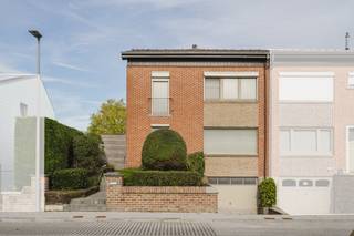 In de Cederlaan vind je deze charmante halfopen gezinswoning, een plek waar ruimte en gezelligheid naadloos samenkomen. De woning beschikt over een lichtrijke leefruimte met aansluitend een bureauhoek, perfect voor thuiswerk of studie. De grote moderne keuken vormt het hart van de woning.Met drie volwaardige slaapkamers, twee toiletten en badkamer is er meer dan genoeg comfort voor een jong gezin. Daarbovenop is de woning volledig onderkelderd, waardoor je ongelofelijk veel extra opbergmogelijkheden krijgt. Ook de grote garage maakt het leven hier opvallend makkelijk.Buiten geniet je van een aangename stadstuin, ideaal voor rustige avonden of speelmomenten. De geïsoleerde zolder biedt nog extra ruimte.Een warme, ruime en praktische thuis — klaar om ontdekt te worden.Bijzonderheden: - Conforme elektriciteit voor een zorgeloze start- Gemakkelijke bereikbaarheid dankzij de nabijgelegen invalswegen- Volledig onderkelderde woning voor zowel garage en maximale opbergruimte- Recent onderhouden en gekeurde cv-gaskachel- Scholen en winkels op korte afstand voor dagelijks wooncomfortWenst u meer info over deze woning of wenst u een bezoek ter plaatse? Contacteer Alissia Dewitte (0472 18 64 21 - alissia.dewitte@dewaele.com) of Yoshi Vandeginste (0474 49 50 38 - yoshi.vandeginste@dewaele.com)Dit pand is onderworpen aan de renovatieverplichting van de Vlaamse overheid voor residentiële gebouwen (behoudens bij sloop binnen 5 jaar na de aankoop). Consulteer voor meer informatie de website van het Vlaams Energie- en Klimaatagentschap via https://www.vlaanderen.be/een-woning-kopen/renovatieverplichting-voor-residentiele-gebouwen