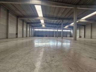 Just a few minutes from the Ring and the E420, this logistics warehouse offers 6,600 m² of space (dimensions: 60 m x 110 m), with large...