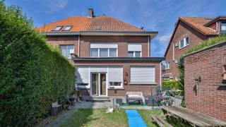 <p><span>In het centrum van Edegem bieden wij u deze ruime gezinswoning (190m²) aan met garage en oprit voor meerdere wagens. De woning is gelegen op een oostgericht perceel van 231m².</span></p><p><span>Op wandelafstand van de woning vindt u openbaar vervoer, winkels, scholen, verbindingswegen, ... </span></p><p><span>Het gebouw zelf werd gebouwd in 1962 en na 2000 opgefrist. Op heden is de woning verhuurd. De huurovereenkomst kan opgezegd worden om de woning zelf te bewonen met een opzegtermijn van 6 maanden.</span></p><p><span> </span></p><p><span>De woning beschikt overal dubbele beglazing met pvc schrijnwerk en de centrale verwarming verloopt op gas (Daalderop). De elektriciteit is nog niet conform aan de voorschriften van het AREI.</span></p><p><span>Na controle werd de woning als 'asbestveilig' gecategoriseerd.</span></p><p><span> </span></p><p><span>Indeling:</span></p><p><span> </span></p><p><span>We betreden de woning via de ruime inkomhal met gastentoilet en vestiaire.</span></p><p><span>Aan de voorzijde van de woning bevindt zich de ruime leefruimte in L-vorm op tegelvloer. De grote raampartijen zorgen voor veel natuurlijke lichtinval. Aan de voorzijde zijn er ook rolluiken.</span></p><p><span>Lopen we verder door komen we in de ingerichte keuken. Deze kreeg al eens een opfrisbeurt maar enige opfrissing is toch aan de orde. Achter de leefruimte is er nog een veranda die momenteel is ingericht al atelier.</span></p><p><span>Via het atelier is er toegang naar de oosgerichte tuin. Links achteraan het perceel vinden we de garage met automatische poort.</span></p><p><span> </span></p><p><span>Op de eerste verdieping zijn er respectievelijk 2 ruime slaapkamers en een derde kinderkamer/bureau.</span></p><p><span>De badkamer is eveneens aan vernieuwing toe. Momenteel is deze voorzien van een ligbad/douche, toilet en een lavavo met spiegel.</span></p><p><span> </span></p><p><span>De tweede verdieping bereiken we via de vaste trap. Deze wordt momenteel enkel gebruikt als zolder. Hier kunnen twee extra slaapkamers gecreëerd worden.</span></p><p><span>De woning beschikt over een zeer grote, droge kelder op stahoogte.</span></p><p><span> </span></p><p><span>Graag som ik voor u nog even de pluspunten op van deze ruime gezinswoning met veel potentieel:</span></p><p><span> </span></p><ul><li><span>Gelegen in het centrum van Edegem in directe nabijheid van winkels, scholen, openbaar vervoer, verbindingswegen, ...</span></li><li><span>3 tot 5 slaapkamers mogelijk</span></li><li><span>Garage + oprit voor meerdere wagens</span></li><li><span>Ruime en lichte leefruimte</span></li><li><span>Zeer ruime en droge kelder</span></li></ul><p><span> </span></p><p><span>EPC 361 kWh/m² jaar (D-label)</span></p><p><span>STEDENBOUW IN AANVRAAG</span></p><p><span>P-score A, G-score A</span></p><p><span> </span></p><p><span>Voor een bezoek ter plaatse kan u één van onze kantoren opbellen op het nummer 03/449.42.41 of mail hallo@habicom.be</span></p><p><span>Wenst u de waarde van uw woning te kennen ? Contacteer vrijblijvend onze habicom expert in uw buurt.</span></p><p><span> </span></p>