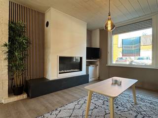 Indeling: inkomhal, ruime lichtrijke open leefruimte met gashaard! Volledig ingerichte nieuwe keuken, gastentoilet, badkamer met douche. Op de eerste verdieping zijn er 2 ruime slaapkamers en er is reeds een vaste trap naar de zolder waar er een 3de slaapkamer mogelijk is! Er is ook een kelder aanwezig. Troeven: NIEUWE keuken en badkamer! Elektriciteit conform, zij-ingang. Voor meer info of een bezoek mail naar info@property-vastgoed.be