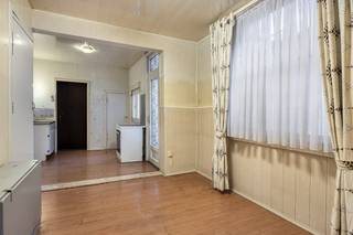 te renoveren huis te koop in Nielindeling:gelijkvloers:- inkomhal- woonkamer- keuken- berging- Zuid-Westelijk gerichte tuineerste verdieping:- slaapkamer 1 (ca. 18m²)- slaapkamer 2 (ca. 13m²)- badkamer- bergingVerder is er nog een droge kelder aanwezigLocatie: Deze woning is gelegen in de Volkenbondstraat in Niel. De woning heeft een rustige ligging en bevindt zich vlakbij winkels, diensten en scholen. Via de A12 en E19 heeft u een goede en snelle verbinding naar Antwerpen, Mechelen en Brussel. Openbaar vervoer is tevens in de nabijheid.Bijzonderheden- te renoveren- onderworpen aan de renovatieplicht- 2 ruime slaapkamers- rustige ligging- Zuid-Westelijk gerichte tuinBent u op zoek naar een huis te koop in Niel? Neem dan gerust contact op met één van onze collega's van Dewaele vastgoed.Dit pand is onderworpen aan de renovatieverplichting van de Vlaamse overheid voor residentiële gebouwen (behoudens bij sloop binnen 5 jaar na de aankoop). Consulteer voor meer informatie de website van het Vlaams Energie- en Klimaatagentschap via https://www.vlaanderen.be/een-woning-kopen/renovatieverplichting-voor-residentiele-gebouwen