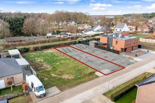 Dit rustig gelegen perceel van circa 333m² is perfect om er een mooie HOB op te bouwen.Het perceel is gelegen in een groen karakter.De perceeldiepte...