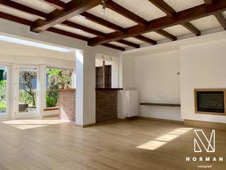 Deze woning is gelegen te Kortrijk in de Azalealaan nummer 26 en is op zoek naar nieuwe bewoners.<br />De afgelopen maanden onderging het huis een aantal renovaties (nieuwe badkamer, nieuwe leidingen, nieuwe vloer in de living, nieuwe chauffages).<br /><br />Zoek jij een woning met veel lichtinval, ruime kamers met veel mogelijkheden en een leuke tuin met klein atelier? Dan is een bezoek aan deze woning zeker de moeite.<br /><br />De inkomhal biedt toegang naar de keuken en heeft ook een afzonderlijk toilet. De keuken is volledig geïnstalleerd en heeft aanpalend een kleine berging. De leefruimte is zeer gezellig en ruim en geeft uit op de zuid-gerichte tuin. De tuin heeft een kleine vijver en achteraan vinden we het tuinhuis die als polyvalente ruimte kan gebruikt worden. <br />Daarnaast biedt de woning een inpandige garage met ook voldoende parking op de oprit voor een tweede wagen. Het kleine atelier is ook een troef voor wie wat wil klussen of een hobby wil beoefenen thuis.<br />Verder vinden we op de eerste en tweede verdieping vier slaapkamers en de badkamer. <br />De badkamer is volledig nieuw!<br />De zolder kan ook gebruikt worden op extra zaken in op te bergen.<br /><br />Pluspunten:<br />-Toplocatie in Kortrijk<br />-Zuidgerichte tuin<br />-4 slaapkamers<br />-Inpandige garage en extra autostaanplaats<br />- Recente renovaties en opfriswerken<br /><br />Interesse? Een beller is sneller!<br />056 25 26 19