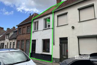 Deze stadswoning geniet van een centrale en rustige ligging, met openbaar vervoer, scholen, winkels en andere voorzieningen op korte afstand. Dankzij de nabijheid van belangrijke invalswegen is de woning bovendien vlot bereikbaar.<br /><br />Via de aparte inkomhal betreed je de woning. Deze leidt naar de open keuken, die aansluit op de ruime woonkamer. Verder beschikt de woning over een praktische wasruimte en een badkamer met douchecabine, toilet en wastafel. Achteraan bevindt zich een kleine stadskoer met een extra berging.<br /><br />Op de eerste verdieping bevindt zich een ruime slaapkamer. De overloop biedt bovendien extra ruimte die naar eigen wens kan worden ingericht, bijvoorbeeld als bureau, dressing, hobbyruimte of ontspanningsruimte.<br /><br />Beschikbaarheid: bespreekbaar<br /><br />Interesse in deze woning? Neem gerust contact met ons op voor een vrijblijvend bezoek via de website of via brugge@immofrancois.be.<br /><br />