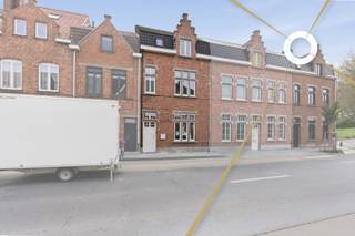 Gelegen in het hart van het historische centrum van Ieper, werd deze uitzonderlijke woning in 2025 volledig en hoogwaardig gerenoveerd. Elk...