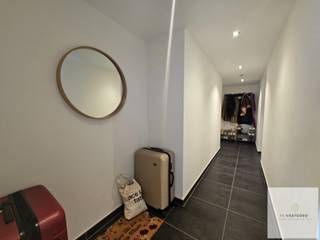 <p>Op zoek naar een stijlvol en instapklaar appartement met alle comfort? Dan is dit prachtig afgewerkte gelijkvloerse appartement zeker een bezoek waard!</p>
<p></p>
<p>Het appartement beschikt over een ruime en lichtrijke leefruimte met een warme parketvloer en een gezellige inbouwcassette op aardgas. De moderne open keuken is volledig uitgerust met alle nodige toestellen en sluit naadloos aan op de leefruimte.</p>
<p></p>
<p>Verder zijn er twee volwaardige slaapkamers en een comfortabele badkamer met zowel een ligbad als een aparte douche. Het mooie, ruime terras vormt de ideale plek om in alle rust van het buitenleven te genieten.</p>
<p></p>
<p>Dankzij het uitstekende EPC-label A geniet u bovendien van een energiezuinige woning met lage verbruikskosten.</p>
<p></p>
<p><strong>Extra troeven:</strong></p>
<ul>
<li>Garage inbegrepen in de huurprijs</li>
<li>Kelderberging inbegrepen</li>
<li>Energiezuinig (EPC-label A)</li>
<li>Luxueuze afwerking</li>
<li>Beschikbaar vanaf <strong>1 september 2026</strong></li>
<li><strong>Gemeenschappelijke fietsenberging</strong></li>
</ul>
<p></p>
<p><strong>Huurprijs:</strong> € 950/maand<br /><strong>Provisie gemeenschappelijke kosten:</strong> € 60/maand</p>
<p></p>
<p>Interesse? Neem gerust contact op voor meer informatie of een bezichtiging.</p>