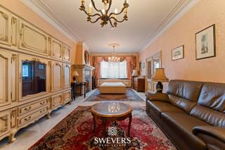 Interesse? Meer informatie op www.SWEVERS.be. - Deze halfopen woning uit 1955 aan de Kuringersteenweg in Hasselt combineert een vlotte...