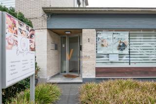 Instapklaar handelspand / kantoor / praktijkruimte  + 1-slaapkamerappartement op commerciële topligging in Schoten( mogelijk om het volledige...