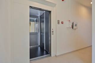 <p><strong>Stijlvol en royaal wonen in het hart van Hoegaarden (6% btw mogelijk)</strong></p><p><br />Residentie Tommestraat verwelkomt je in een wereld van moderne architectuur waar luxe en een uiterst laag energieverbruik hand in hand gaan. Dit riante nieuwbouwappartement van 145m², gelegen op de eerste verdieping, biedt met drie slaapkamers, twee badkamers en een zonovergoten terras van 15m² alle ruimte die een modern huishouden zich kan wensen.</p><p><br />Bij het betreden van het appartement valt direct de verzorgde inkomhal op, waar natuurlijk licht vrij spel heeft en er voldoende ruimte is voor een vestiaire. De glazen deur vormt de doorgang naar een indrukwekkende leefruimte van 50m², die dankzij de grote raampartijen baadt in het daglicht. De zithoek, eetplaats en keuken vloeien naadloos over in elkaar op een stijlvolle keramische tegelvloer.<br />Praktisch gemak is nooit ver weg dankzij de berging direct aan de keuken.<br />Via het grote schuifraam stap je zo het overdekte, zuidwestelijk georiënteerde terras op, een heerlijke plek om van de buitenlucht te genieten.</p><p>De nachthal leidt naar de private vertrekken, waaronder een tweede praktische berging met aansluiting voor de wasmachine. Hier bevinden zich twee lichte slaapkamers en een eerste badkamer met een moderne inloopdouche. De master bedroom is een rustpunt op zich, compleet met ruimte voor een eigen dressing en een aangrenzende badkamer die is uitgerust met zowel een ligbad als een douche.<br />Een bijzonder pluspunt is dat je als bewoner nog de vrijheid hebt om de afwerking van de keuken en het badkamermeubilair volledig naar eigen smaak en persoonlijke wensen te kiezen (conform budget lastenboek), waarbij een budget voor de keuken van 17.000 euro exclusief btw is voorzien.</p><p>Met een uitzonderlijk gunstig energielabel A (E17) is dit appartement klaar voor de toekomst, mede dankzij de vloerverwarming met koelingsfunctie (warmtepomp), ventilatiesysteem D, thermisch aluminium met hoogrendementsbeglazing en zonnepanelen met een vermogen van 5.280 WP.<br />Ook aansluiting regenwater op de toiletten is voorzien (eventueel ook aansluiting voor wasmachine mogelijk).<br /><br />Het appartement wordt aangeboden voor 514.000 euro exclusief kosten, waarbij een verlaagd btw-tarief van 6% mogelijk is.<br />De verplichte kelderberging is beschikbaar voor 7.000 euro exclusief kosten, en er is de mogelijkheid tot aankoop van overdekte autostaanplaatsen voor 20.000 euro per stuk exclusief kosten.<br />De aansluitingskosten voor nutsvoorzieningen en het aandeel in de basisakte bedragen 6.000 euro exclusief btw.</p><p>Gelegen op wandelafstand van de gezellige markt en het park van Hoegaarden, bevinden winkels, scholen en horeca zich letterlijk om de hoek, terwijl de oprit van de E40 slechts zeven minuten rijden is. We nodigen je graag uit voor een persoonlijke kennismaking met dit unieke project in een kleinschalige residentie van slechts vier appartementen (lift aanwezig).</p>