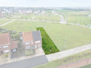 Dit mooi gelegen perceel bouwgrond van 600 m² is zeer aangenaam gelegen in een rustige en kindvriendelijke woonomgeving in de nabijheid van het centrum, scholen en openbaar vervoer. <br />Er is geen bouwverplichting en het perceel laat toe er een halfopen bebouwing op te richten. <br />De halfopen bebouwing laat een gevelbreedte toe van 8 meter (met een te respecteren afstand van 5 meter ten opzichte van de perceelsgrens. De bouwdiepte kan 11 meter bedragen.<br />Er zijn 2 bouwlagen mogelijk met een maximale kroonlijsthoogte van 7 meter en een maximale nokhoogte van 12 meter. Gevel- en dakmaterialen kunnen vrij gekozen worden. Er kan bijkomend een garage/carport voorzien worden en een bijgebouw in de tuin is toegestaan. <br /><br />Wil je meer weten over dit perceel en zijn exacte bouwvoorschriften? Neem dan contact op telefonisch 051/40.04.34 of mail naar sigrid@arkvastgoed.be
