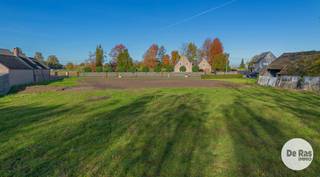 MASSEMEN – Bouwgrond voor open bebouwing met landelijk uitzicht (Lot 2)<br /><br />Bent u op zoek naar een unieke locatie om uw droomhuis te bouwen? Dan is deze prachtige bouwgrond van 1.173 m², gelegen in het charmante en landelijke Massemen, precies wat u zoekt. De grond biedt een adembenemend uitzicht over de omliggende natuur en vormt de ideale plek om te genieten van rust en ruimte, met tegelijk een vlotte verbinding naar het centrum, naburige dorpen en belangrijke invalswegen.<br /><br />De bouwgrond is geschikt voor een open bebouwing en laat u toe een ruime eengezinswoning te realiseren met een maximale bouwdiepte van 15 meter op het gelijkvloers en 12 meter op de verdieping. De bouwbreedte aan de straatzijde bedraagt ongeveer 12,5 meter en langs beide zijden is een bouwvrije strook van 5 meter voorzien, waardoor u geniet van voldoende privacy en openheid.De gevels dienen te worden afgewerkt met een wit gecementeerde gevelsteen met schijnvoegen of met een wit gekaleide gevelsteen. De raamopeningen moeten worden voorzien van licht getoogde vensters met een roedeverdeling.<br /><br />Deze bouwgrond combineert de rust van het platteland met een centrale ligging en uitstekende bereikbaarheid — de perfecte plek om uw nieuwe thuis te creëren in een groene, landelijke omgeving.<br />Prijs exclusief aansluitingskosten van de nutsvoorzieningen. Deze kosten zijn ten laste van de koper.<br /><br />Voor meer informatie kunt u ons contacteren via 053/60.65.60.