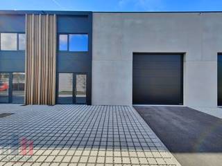 Magnifiek gelegen <strong>nieuwbouw KMO-units</strong> vanaf <strong>63 m² tot 280 m²</strong> te huur.<br /><br />De casco loods van <strong>280 m²</strong> heeft een vrije hoogte van 6m en is opgebouwd uit een staalstructuur met betonpanelen en geïsoleerd steeldeck. Het magazijn is toegankelijk via een automatische sectionale poort (4m B x 4,5 m H) en aparte toegangsdeur met bovenliggende raampartij. Daarnaast is de unit voorzien van een lichtstraat met rookluik (brandklasse C), afzonderlijke tellers, aansluitingen voor water, elektriciteit (63A 3x400V), internet en afvoer.<br /><br />De site is beveiligd met camerabewaking en kan worden afgesloten.<br />Ruime parkeermogelijkheid op de site.<br />Onmiddellijk beschikbaar.<br /><br />De site is gelegen langs de Stationsstraat in Oudenburg en is bereikbaar via de E40 uit Brugge en de Stationsstraat uit Plassendale en Oudenburg.<br /><br />Contacteer <strong>PANORAMA B2B</strong> voor bijkomende inlichtingen of een vrijblijvend plaatsbezoek <strong>0479 70 70 73.</strong>