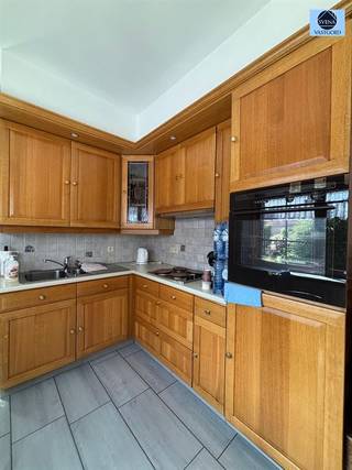 <p><span>2-ROOM APARTMENT FOR RENT</span></p><p><span>Price: 950 euros</span></p><p><span> </span></p><p><span>The apartment consists of a living room, a fully equipped kitchen, a bathroom with a shower and sink, and a separate toilet on the ground floor.</span></p><p><span> </span></p><p><span>Upstairs, there are 2 bedrooms.</span></p><p><span> </span></p><p><span>Basement and attic included.</span></p><p><span> </span></p><p><span>Available immediately!</span></p><p><span> </span></p><p><span>Monthly flat rate of 50 euros for gas and electricity.</span></p><p><span> </span></p><p><span>Viewing on Wednesday, July 15, by appointment.</span></p><p><span> </span></p><p><span>DON’T HESITATE—call 0489/54.69.99 for information or to schedule a viewing, visit , or send an email to dylan@svena.be</span></p><p><span> </span></p><p><span>This information is provided for informational purposes only, and we cannot be held liable for any inaccuracies.</span></p><p><span>The living area is for reference only.</span></p><p><span> </span></p>