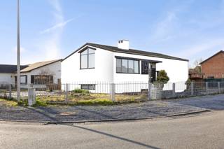 <p>Deze charmante hoekwoning in het rustige en gewilde Houthalen-Oost biedt talloze mogelijkheden voor wie op zoek is naar een woning met ruimte, karakter en potentieel om naar eigen wens te verbouwen. Gelegen in een kindvriendelijke buurt, vlakbij scholen, winkels en het openbaar vervoer, is deze woning de ideale basis om jouw droomhuis te realiseren.</p>
<p>Met een ruime tuin aan de zijkant, biedt deze hoekwoning niet alleen veel privacy, maar ook een fantastisch uitzicht op het omliggende groen. Het is de perfecte plek om te genieten van de rust, terwijl je tegelijkertijd het bruisende centrum van Houthalen binnen handbereik hebt.</p>
<p>De woning bestaat uit meerdere ruime kamers die momenteel een klassieke indeling hebben, maar waar je met wat verfrissende ideeën en renovaties een moderne en comfortabele woning kunt creëren. De zolder biedt extra ruimte voor bijvoorbeeld een extra slaapkamer, kantoor of hobbyruimte.</p>
<p>Of je nu een gezin hebt, of juist zoekt naar een woning met ruimte voor werk en ontspanning, deze hoekwoning biedt alle mogelijkheden om jouw ideale leefomgeving te creëren.</p>
<p>Samenvattend:</p>
<p>Ruime hoekwoning met veel potentieel</p>
<p>Grote tuin voor extra privacy</p>
<p>Ideale locatie in een rustige en kindvriendelijke buurt</p>
<p>Vlakbij scholen, winkels en openbaar vervoer</p>
<p>Perfect voor renovatie en verbouwing naar eigen wens</p>
<p>Mis deze kans niet om een woning te kopen die je helemaal kunt laten bloeien! Plan snel een bezichtiging en ontdek het potentieel van deze woning.</p>