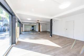 <p>Gelegen in het centrum van Kontich, aan de rand van een ruime openbare parking en op wandelafstand van scholen, winkels en openbaar vervoer, bevindt zich dit veelzijdige handelspand met duplex appartement. Dankzij de vlotte verbinding naar Antwerpen en Brussel is dit een uiterst strategische locatie voor zowel zelfstandigen als investeerders.<br /><br /></p>
<p><strong>GELIJKVLOERS</strong><br />Ruime handelsruimte met berging (150m²) en toilet<br />Garage (15m²)<br />Aparte inkomhal die toegang geeft tot het privatieve woongedeelte<br /><br /><strong>VERDIEPING 1</strong><br />Ruime leefruimte (47m²) met eetplaats, salon en keuken <br />Directe toegang tot zonnig terras<br />Wasplaats en apart toilet<br /><br /><strong>VERDIEPING 2</strong><br />3 slaapkamers op laminaat<br />Badkamer met douche, lavabo met meubel en toilet<br />Bergzolder met extra mogelijkheden<br /><br /></p>
<p><strong>POSITIEVE ASPECTEN</strong><br />Centrale en goed bereikbare ligging<br />Ruime en polyvalente handelsruimte<br />Ideale combinatie van wonen en werken<br />Lichtrijke leefruimte met zonnig terras<br />Drie volwaardige slaapkamers<br />Gunstig EPC – geen renovatieverplichting</p>