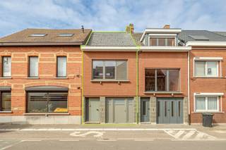 <p><span>Ruime gezinswoning met drie slaapkamers en aangepast aan rolstoelgebruikers</span></p><p><span> </span></p><p><span>Deze unieke gezinswoning aan de Mechelsesteenweg in Blaasveld staat te koop. Wat deze woning zo uniek maakt zijn de aanpassingswerken die reeds werden uitgevoerd om de woning volledig rolstoeltoegankelijk te maken. In de garage staat een goed onderhouden lift die rechtstreeks in de masterbedroom uitkomt. Ook de volledig vernieuwde keuken en de badkamer op het gelijkvloers werden ingericht met rolstoelgebruikers in het achterhoofd. Verder biedt deze woning drie slaapkamers met nog een mogelijkheid tot extra kamers op de zolderverdieping. De brede en diepe tuin maakt het geheel af en biedt u rust en privacy in het centrum van Blaasveld. Winkels, scholen en openbaar vervoer zijn allemaal op wandelafstand van de woning te vinden. Met de wagen staat u op enkele minuten op de A12 wat de verbinding met Antwerpen en Brussel uitermate vlot maakt.</span></p><p><span> </span></p><p><span>Indeling:</span></p><p><span> </span></p><p><span>Kelder</span></p><p><span> </span></p><p><span>Gelijkvloers</span></p><p><span>- garage</span></p><p><span>- inkomhal</span></p><p><span>- woonkamer</span></p><p><span>- keuken</span></p><p><span>- badkamer</span></p><p><span> </span></p><p><span>Eerste verdieping</span></p><p><span>- slaapkamer 1</span></p><p><span>- slaapkamer 2</span></p><p><span>- slaapkamer 3</span></p><p><span>- badkamer</span></p><p><span> </span></p><p><span>Zolder</span></p><p><span> </span></p><p><span>Troeven</span></p><p><span>- inpandige garage</span></p><p><span>- aangepast voor rolstoelgebruikers</span></p><p><span>- lift</span></p><p><span>- diepe tuin</span></p><p><span> </span></p><p><span>Ben jij geïnteresseerd deze woning gelegen in Blaasveld, ben je op zoek naar ander vastgoed, een investering of wens je de waarde van jouw eigendom te kennen? Dan ben je bij BOLT Immo aan het juiste adres! Wij helpen jou graag verder.</span><span> </span></p><p><span> </span></p><p><span>Dit pand kan onderhevig zijn aan de renovatieverplichting voor residentiële gebouwen. <span>https://www.energiesparen.be/renovatieverplichting-residenti%C3%ABle-gebouwen-2023</span></span><span> </span></p><p><span> </span></p>