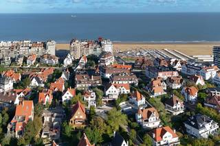 Op een absolute topligging in Duinbergen bieden wij dit uitzonderlijke perceel bouwgrond aan.<br /><br />Het terrein geniet van een prachtige oriëntatie en indrukwekkende vergezichten naar het hinterland.<br /><br />De verkoper beschikt reeds over een omgevingsvergunning voor het bouwen een stijlvolle villa. Deze vergunning kan eventueel door de koper worden overgenomen, mits overleg tussen verkoper en architect.<br /><br />Voor meer informatie over dit zeldzaam aanbod, staan wij graag tot uw beschikking.