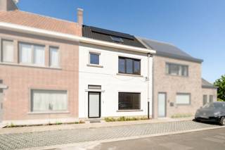 <p>Te koop: huis in de Ijzerstraat, Eeklo, gelegen in een gezellige straat nabij voorzieningen, scholen en openbaar vervoer.<br />Dit energiezuinige huis (EPC A) biedt een ruime woonkamer met open keuken, drie comfortabele slaapkamers. De woning beschikt over zonnepanelen en een tuin met terras, ideaal om te genieten van buitenmomenten. Achteraan is er een handige doorgang, perfect voor fietsen of tuinmateriaal. De ligging in een residentiële woonkern, dicht bij park, ziekenhuis en treinstation, maakt dit een praktische en aangename plek om te wonen.<br />Belangrijkste ruimtes:<br />• Ruime woonkamer met veel lichtinval en directe toegang tot de tuin<br />• Open keuken met keramische kookplaat, oven, vaatwasser, koelkast met vriesvak en ontbijthoek<br />• Drie slaapkamers, ideaal voor gezin of thuiswerk<br />• Badkamers met inloopdouche, toilet en wastafel<br />• Berging met aansluitingen voor wasmachine en droogkast<br />• Kelder voor extra opslag<br />• Tuin (110 m²) met terras en achterdoorgang<br />Troeven:<br />• Gezellige straat met 3 slaapkamers<br />• Dicht bij voorzieningen en scholen, achteraan doorgang<br />• Open keuken, ruime woonkamer, EPC A, zonnepanelen, tuin met terras<br />Neem vandaag nog contact op met je ERA-makelaar voor een bezoek.<br />JOUW DROOMHUIS. ZO GEVONDEN!</p>