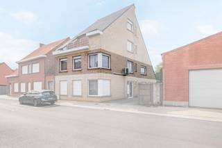 Ben jij op zoek naar een betaalbare woonst in Oostkamp/Ruddervoorde? Wil je eveneens een garage hebben? Wil je een rustige ligging hebben? Gevonden!<br /><br />Dit ruime appartement (98 m2) is gelegen in de Sportstraat te Ruddervoorde.<br />Het gebouw heeft nauwelijks gemeenschappelijke kosten (geen syndicus), dus eveneens interessant voor investeerders!<br /><br />Het appartement bestaat uit:<br />inkomhal<br />ruime leefruimte met open keuken<br />twee ruime slaapkamers (17 &amp; 13 m2)<br />badkamer met ligbad en douche<br />berging met aansluiting wasmachine<br />apart toilet<br /><br />Meer info?<br />Bel Nicola 7/7 via 0479/43 30 86!