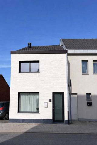 Instapklare halfopen bebouwing met parkeerplaats en EPC A in Bornem.<br /><br />Deze halfopen bebouwing is gelegen in een rustige omgeving in Bornem en werd gerenoveerd in 2024.<br /><br />De woning beschikt over een bewoonbare oppervlakte van 108 m² en is praktisch ingedeeld. Op het gelijkvloers bevindt zich een inkomhal met gastentoilet. Van daaruit kom je in de lichtrijke leefruimte met aansluitend een moderne keuken en toegang tot de tuin. Dankzij de grote raampartijen geniet u hier van veel natuurlijk licht en een aangename woonbeleving. Vanuit de keuken is er ook een zijingang naar een servitudeweg voor een gemakkelijke doorgang met fietsen.<br /><br />Op de verdieping vindt u 2 volwaardige slaapkamers en een badkamer die hedendaags is afgewerkt. De masterbedroom heeft een oppervlakte van 18m² met ingemaakte kasten.<br /><br />Buiten geniet u van een aangename tuin, ideaal om te ontspannen of om te genieten van zonnige dagen.<br /><br />Dankzij de grondige renovatie in 2024 heeft de woning een EPC A. Dit zorgt, in combinatie met de technische troeven zoals vloerverwarming en een ventilatie systeem D, voor een uitstekend wooncomfort.<br /><br />Parkeerplaats ter hoogte van Grootheide 52 is inbegrepen in de verkoopprijs.<br />