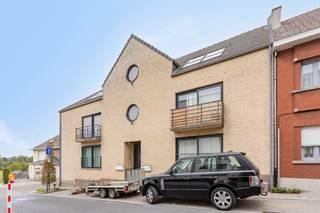 <p>immo DAVID stelt dit instapklare dakappartement met 2 slaapkamers voor, gelegen in een verzorgd en kleinschalig gebouw van 2005. Dankzij de ligging op de bovenste verdieping geniet u hier van een aangenaam gevoel van ruimte, veel natuurlijk licht en het extra comfort van geen bovenburen.</p>
<p>De lichtrijke leefruimte vormt het hart van het appartement en sluit naadloos aan op de open keuken, wat zorgt voor een gezellige en open woonbeleving. Aansluitend aan de keuken bevindt zich een praktische wasberging die extra opbergruimte biedt. Via de nachthal bereikt u de twee slaapkamers van respectievelijk 13 m² en 9 m², evenals de verzorgde badkamer.</p>
<p>Het appartement is uitgerust met een videofoon en het gebouw beschikt over een lift, wat bijdraagt aan het dagelijks wooncomfort.</p>
<p>Bovendien bevindt het appartement zich op een uitstekende locatie, nabij het centrum van Asse, het ziekenhuis, winkels, scholen, horecazaken en het treinstation. Ook de Ring rond Brussel, Brussel zelf en de fietssnelweg zijn vlot bereikbaar, wat zorgt voor een optimale verbinding en mobiliteit.</p>
<p>Bent u op zoek naar een instapklaar appartement met een ruimtelijk gevoel, veel licht en een centrale ligging? Dan is dit pand zeker een bezoek waard.</p>