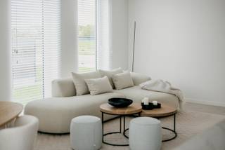 Instapklare woning te koop gelegen in een leuke buurt en de ideale uitvalsbasis in het centrum <br />van Vichte. Deze woning is volledig instapklaar:<br /><br />- 3 volwaardige slaapkamers<br />- eigen tuin met apart toegang achteraan inclusie grote stijlvolle tuinberging<br />- inpandige garage<br />- ruime badkamer met douche én bad<br />- volledig ingerichte keuken met kwalitatieve toestellen<br />- gebruik van duurzame technieken: zonnepanelen, warmtepomp en vloerverwarming<br />- volledig ingericht en geschilderd, dus je kan meteen verhuizen!<br />- unieke troef: deze woning kan aan 6% btw gekocht worden! Zo bespaar je al snel tienduizenden euro's op deze woning!<br /><br />Wens je graag een bezoek? Contacteer dan snel onze verkoopsadviseur Ben via ben@eribo.be of 0488/942.643!
