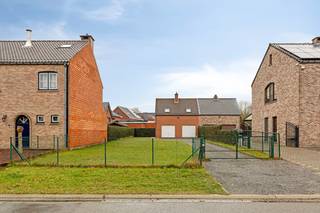 Bent u op zoek naar een uitstekend gelegen bouwgrond voor een halfopen bebouwing, mét een unieke troef? Deze bouwgrond in de rustige en...