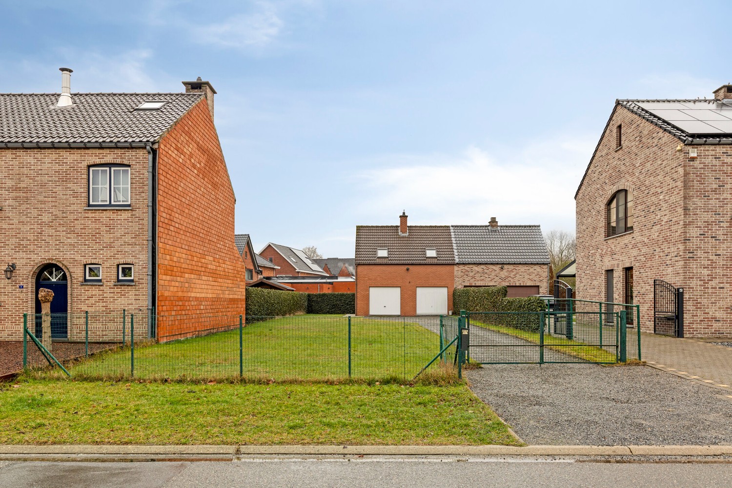 Halfopen bouwgrond met goed ingerichte dubbele garage - foto 2