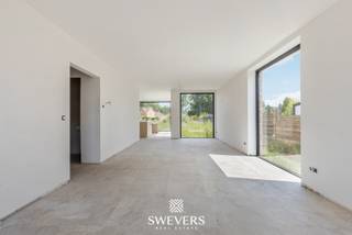 Voor meer info en foto’s, surf naar www.swevers.be – Deze gloednieuwe halfopen woning in Beringen combineert moderne architectuur met...