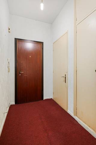 <br />Gelegen op de eerste verdieping van een verzorgd gebouw met lift bevindt zich dit te renoveren appartement boordevol potentieel.<br />Via de inkomhal op parketvloer, met praktische berging en een apart gastentoilet, betreedt u het appartement. De lichtrijke woonkamer met mooie parketvloer zorgt voor een warme en gezellige sfeer. Verder beschikt het appartement over een keuken, een badkamer met ligbad en een volwaardige slaapkamer.<br />Een ondergrondse kelderberging biedt extra opbergruimte.<br />Dankzij de centrale ligging zijn winkels, openbaar vervoer en andere voorzieningen vlot bereikbaar, wat het zowel voor eigen bewoning als investering bijzonder interessant maakt. Het appartement is momenteel verhuurd aan €500 per maand.<br />Bent u op zoek naar een centraal gelegen woonst die u volledig naar eigen smaak kan renoveren? Dan is dit een unieke opportuniteit! ✨