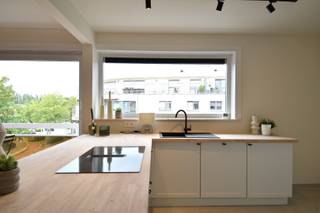 Gelegen in het centrum van Gullegem geniet dit appartement een bijzonder gunstige ligging. Winkels, scholen, openbaar vervoer en andere dagelijkse voorzieningen bevinden zich op korte afstand, terwijl ook de belangrijkste invalswegen vlot bereikbaar zijn. Zo combineer je een centrale locatie met optimaal wooncomfort.<br /><br />Indeling als volgt:<br />Bij het betreden van dit appartement (2de verdieping) valt meteen de aangename lichtinval en het verzorgde karakter van de residentie op.<br /><br />De inkomhal verwelkomt je met een apart gastentoilet en een praktische berging, waarna je doorloopt naar de royale leefruimte. Dankzij de grote raampartijen geniet je hier de hele dag van natuurlijk licht en een mooi uitzicht op de omgeving.<br />Volledig ingerichte keuken, voorzien van alle hedendaagse comfort. Vanuit de woonkamer heb je toegang tot het balkon met leuk zicht op het bruisende Gullegem.<br /><br />Het appartement telt 2 volwaardige slaapkamers en een smaakvol ingerichte badkamer met een comfortabele inloopdouche en een lavabomeubel.<br /><br />Ook op technisch vlak scoort deze eigendom sterk.<br />Met een EPC-label B, dubbele beglazing, een recente condenserende ketel én een conforme elektrische installatie ben je verzekerd van zorgeloos wonen!<br /><br />Lift in het gebouw.<br /><br />Tot slot bestaat de mogelijkheid om een garage aan te kopen achteraan het gebouw (29.500 EUR).<br /><br />Onze ref. DEV5195