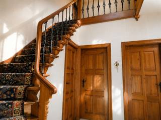 <p><span>Karaktervolle hoeve/fermette op een uitzonderlijk perceel van ruim 13.000 m² in Zoersel</span></p><p><span>Op zoek naar een eigendom met karakter, ruimte en tal van mogelijkheden? Deze mooie hoeve/fermette is gelegen op een ruim perceel van maar liefst </span><span>meer dan 13.000 m²</span><span> en biedt een unieke kans voor wie op zoek is naar rust, privacy en ruimte.</span></p><p><span>De woning is momenteel </span><span>te renoveren</span><span>, maar beschikt over een authentieke uitstraling en een mooie basis om uit te bouwen tot een prachtige landelijke woning. Via de lange </span><span>oprijlaan</span><span> bereikt u de woning, waardoor u meteen geniet van een gevoel van privacy en ruimte.</span></p><p><span>De omvang van het perceel biedt bovendien tal van mogelijkheden voor wie houdt van een groene en landelijke omgeving. De combinatie van de karaktervolle hoeve, de ruime grond en de ligging in Zoersel maakt van deze eigendom een bijzonder geheel.</span></p><p><span>Een unieke renovatiekans voor wie droomt van landelijk wonen op een uitzonderlijk groot perceel in Zoersel.</span></p><p><span>Interesse in deze eigendom? Neem dan contact op met </span><span>Immo De Laet via 03 644 00 88</span><span> voor meer informatie of om een bezoek in te plannen.</span></p>