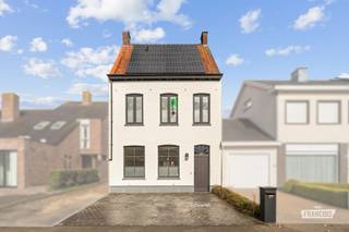 Deze prachtig gerenoveerde halfopen bebouwing is gelegen op wandelafstand van het centrum van Hooglede en in de nabijheid van belangrijke invalswegen.<br /><br />Op het gelijkvloers betreedt u de woning via een karaktervolle inkomhal met apart gastentoilet. De lichtrijke leefruimte, afgewerkt met parket en grote raampartijen, sluit naadloos aan op de recent geïnstalleerde open keuken. Deze is volledig uitgerust met alle nodige inbouwtoestellen, waaronder een dubbele spoelbak, gasvuur, ruime koelkast, combi-oven, dampkap, vaatwasser en microgolfoven.<br /><br />Via de keuken heeft u toegang tot het zuidwest-georiënteerde terras, ideaal om te genieten van de zon. Daarnaast is er vanuit de keuken ook toegang tot de kelder.<br /><br />Op de eerste verdieping bevinden zich een eerste slaapkamer, momenteel ingericht als bureauruimte, en een tweede ruime slaapkamer met dressing. De badkamer is volledig uitgerust met een inloopdouche, ligbad, dubbele wastafel, toilet en een praktische wasruimte. De zolderverdieping werd bovendien volledig ingericht tot een extra ruime derde slaapkamer.<br /><br />De woning beschikt reeds over een conform elektriciteitsattest alsook een gunstige EPC-score, waarbij de recent geplaatste 12 zonnepanelen nog niet werden meegerekend.<br /><br />Buiten geniet u van een gezellig terras, perfect voor een barbecue met familie en vrienden.<br /><br />Voor meer informatie of een bezoek, neem gerust contact op via axel@immofrancois.be<br /><br /> of telefonisch op 0471/45.29.95.<br /><br />
