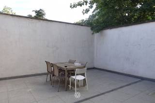 <p><span>GENT - Burggravenlaan 252: Ben je op zoek naar een</span><span> ruim één slaapkamer appartement te huur in Gent?</span><span> Dan is dit pand mogelijk iets voor jou. </span></p><p><span> </span></p><p><span>De belangrijkste troeven:</span></p><ul><li><span>Toplocatie: op wandel afstand van Gent Sint-Pietersstation</span></li><li><span>Ruim en aangenaam terras</span></li><li><span>Recent gerenoveerd</span></li></ul><p><span> </span></p><p><span>Indeling: </span></p><p><span>Leefruimte, open ingerichte keuken (kookplaat, dampkap, koelkast, diepvries, oven), badkamer uitgerust met douche, dubbel lavabomeubel en toilet (incl. aansluiting wasmachine), ruime slaapkamer. Ruime buitenruimte met aansluitend een berging. </span></p><p><span> </span></p><p><span>Belangrijke informatie:</span></p><p><span>Beschikbaar vanaf: 01/10/2026. Domicilie verplicht.</span></p><p><span>Huurprijs: €925 + €35 provisie onderhoud gemene delen. EGW (elektriciteit, gas en water) afzonderlijk af te rekenen.</span></p><p><span> </span></p><p><span>Interesse in dit tof appartement? Vraag dan snel jouw bezoek aan via onze website www.axellenaerts.be!</span></p><p><span> </span></p>