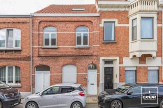 Op zoek naar een renovatieproject met ruimte en mogelijkheden in <strong>Mariakerke</strong>? Deze ruime woning in de <strong>André De Bruynestraat 35</strong> biedt dankzij de goede indeling, de tuin en de ruime zolder heel wat potentieel voor wie op zoek is naar een woning die volledig naar eigen smaak kan worden ingericht.<br /><br />Op het gelijkvloers kom je binnen via de inkomhal, die toegang geeft tot de woonkamer, eetkamer en keuken. Verder zijn er een apart toilet, kelder en veranda. De veranda staat in verbinding met de <strong>tuin </strong>en beschikt bovendien over een <strong>tweede, ruime ingang</strong>, wat een praktische troef is. Op de eerste verdieping bevinden zich <strong>drie slaapkamers</strong> en een badkamer. De tweede verdieping bestaat uit een <strong>ruime zolderkamer met vaste trap</strong>. Mits de nodige renovatiewerken biedt deze verdieping de mogelijkheid om op te splitsen in twee slaapkamers. <br /><br />De woning is volledig <strong>te renoveren</strong>, maar beschikt over een <strong>interessante basis</strong> en <strong>verschillende mogelijkheden</strong> om er een ruime en comfortabele gezinswoning van te maken. Door de centrale ligging zijn er in de omgeving onder meer winkels, scholen en openbaar vervoer.<br /><br />Wenst u graag een bezoek in te plannen? Contacteer Laura via <strong>0492 07 26 62</strong> of <strong>laura@convas.be</strong>