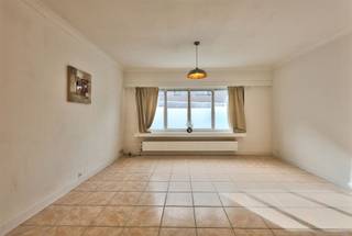 <p><span>Op zoek naar een </span><span>gelijkvloers </span><span>appartement met tuin in Wilrijk? Dit lichtrijk appartement beschikt over 4 slaapkamers en werd in 2026 </span><span>gerenoveerd</span><span>.</span></p><p><span> </span></p><p><span>Indeling: </span></p><p><span>- woonkamer</span></p><p><span>- keuken met koelkast, diepvries, inductie kookplaat, dampkap en vaatwas</span></p><p><span>- nachthal</span></p><p><span>- badkamer met inloopdouche en dubbele lavabo in meubel</span></p><p><span>- apart toilet</span></p><p><span>- ruimte berging met aansluiting voor wasmachine en droogkast</span></p><p><span>- slaapkamer 1</span></p><p><span>- slaapkamer 2</span></p><p><span>- slaapkamer 3</span></p><p><span>- slaapkamer 4  </span></p><p><span>- tuin met toegang tot garage</span></p><p><span> </span></p><p><span>Extra troeven:</span></p><p><span>- achterliggende garagebox (optioneel bij te huren aan €100/maand)</span></p><p><span>- het appartement beschikt aan de straatkant over een zijpoortje langs waar men ook toegang heeft tot de tuin</span></p><p><span> </span></p><p><span>Bijzonderheden: </span></p><p><span>- gas en elektriciteit op eigen tellers</span></p><p><span>- onmiddellijk beschikbaar</span></p><p><span> </span></p><p><span>Ben jij geïnteresseerd in dit appartement te huur in Wilrijk, ben je op zoek naar ander vastgoed, een investering of wens je de waarde van jouw eigendom te kennen? Dan ben je bij BOLT Immo aan het juiste adres! Wij helpen jou graag verder.</span></p><p><span> </span></p><p><span> </span></p><p><span> </span></p>