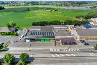 Propriété polyvalente composée d'un espace commercial avec des entrepôts et une station-service.Situé dans un endroit très commerçant, sur la route de liaison Roeselare-Torhout-Bruges.> Salle d'exposition d'environ 650 m² :- partiellement équipée d'une mezzanine- façade très vitrée, également équipée d'un portail vitré- bureau> Entrepôt d'environ 547 m² :- sol en béton ciré- cabine de pulvérisation disponible- lucarne- hauteur : env. 4,5 m> Entrepôt d'environ 636 m² :- porte sectionnelle sur la paroi latérale- connexion directe au showroom> Entrepôt d'environ 60 m² :- portail sur la paroi latérale> Station-service louéeSuperficie du terrain : env. 3 480 m²Possibilité d'achat fractionné.Ce bâtiment peut être soumis à l'obligation de rénovation imposée par le gouvernement flamand pour les bâtiments non résidentiels. Pour plus d'informations, consultez le site web de l'Agence flamande de l'énergie et du climat à l'adresse https://www.energiesparen.be/nr/renovatieverplichting.Vous recherchez un bien immobilier commercial composé d'un espace commercial avec des entrepôts à Roeselare ? N'hésitez pas à nous contacter au 051 21 22 23.