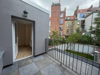 À côté du parc Duden et à deux pas de la place de l'Altitude Cent avec tous ses transports et commerces, au 1er étage d'un immeuble situé Avenue Oscar Van Goidtsenhoven 83, appartement entièrement rénové comprenant séjour lumineux, cuisine neuve équipée, une chambre, un bureau et salle de douche moderne en terrazzo, ainsi qu'une agréable terrasse de ± 10 m². Chaudière individuelle au gaz et cave privative complètent le bien.<br />Finitions contemporaines soignées, quartier commerçant et bien desservi.<br />Disponible immédiatement.<br />Coup de cœur assuré !